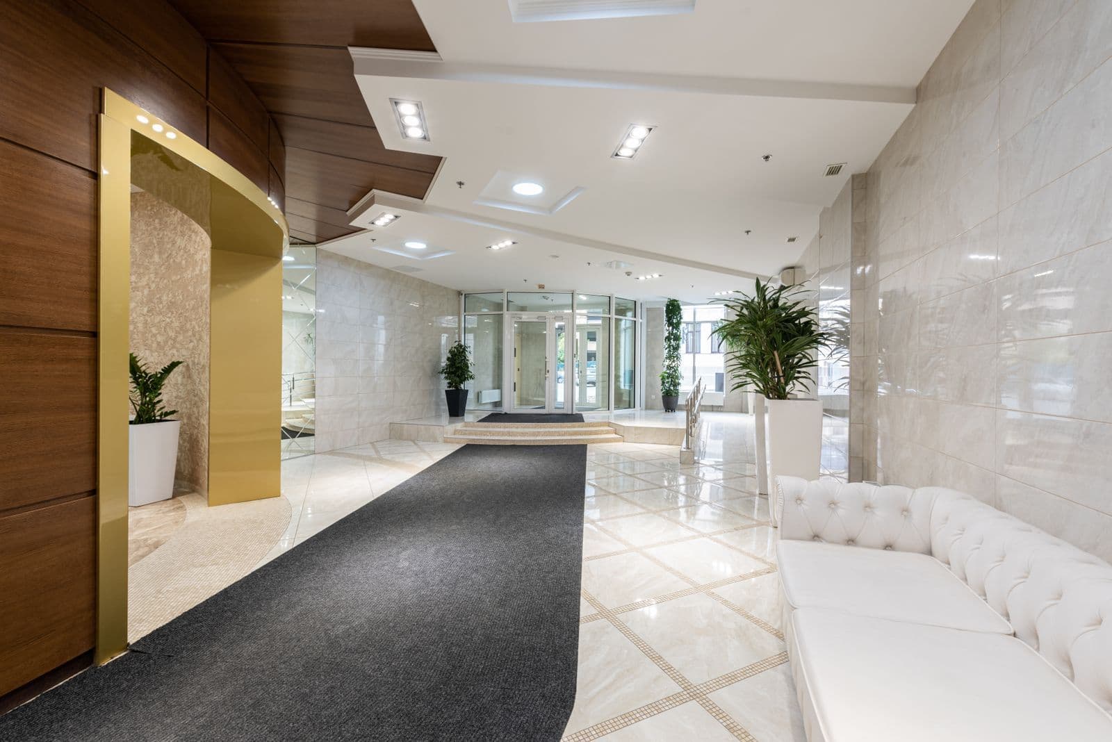 Airport City Hotel: view 2